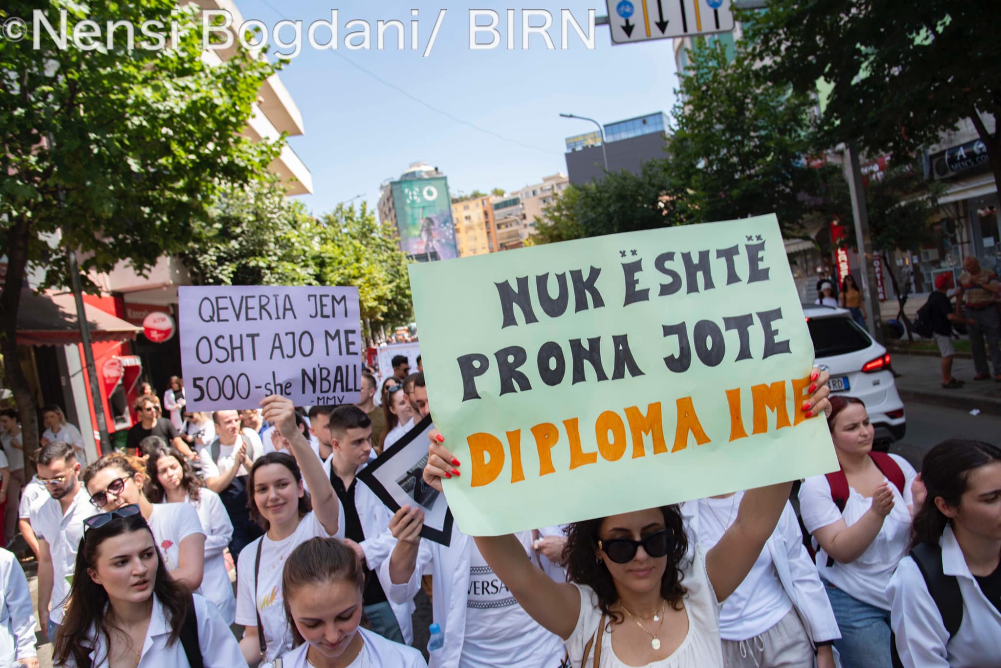 Slogani idiotesk i protestuesve të Mjekësisë: “Nuk është prona jote diploma ime”! Opinioni publik i “masakron”: Kur të shkolloheni me paratë tuaja jo tonat… puno si sanitar azilesh gjermane