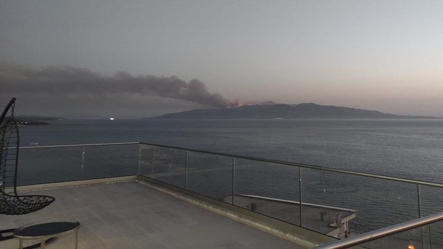 Pas Rodosit, flakë gjigante zjarri përfshijnë Korfuzin. Tymi dhe flaka duken në brigjet shqiptare