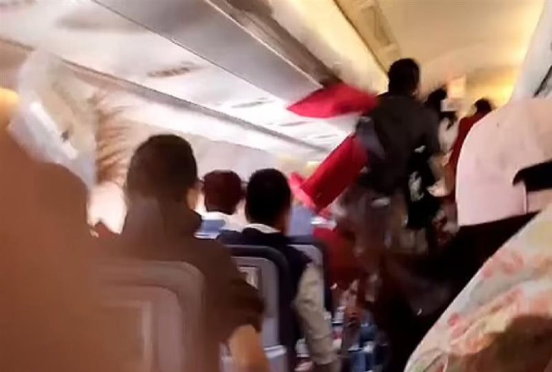 Panik në bord! Avionit i ndodh e papritura gjatë fluturimit, pasagjerët hidhen në ajër (Video)