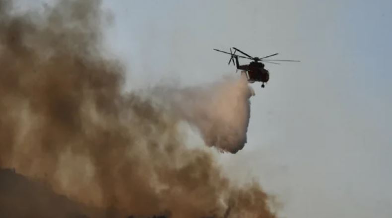 Zjarret shpërthejnë depon e armatimit në Nea Anqialo në Volos, Greqi (Video)