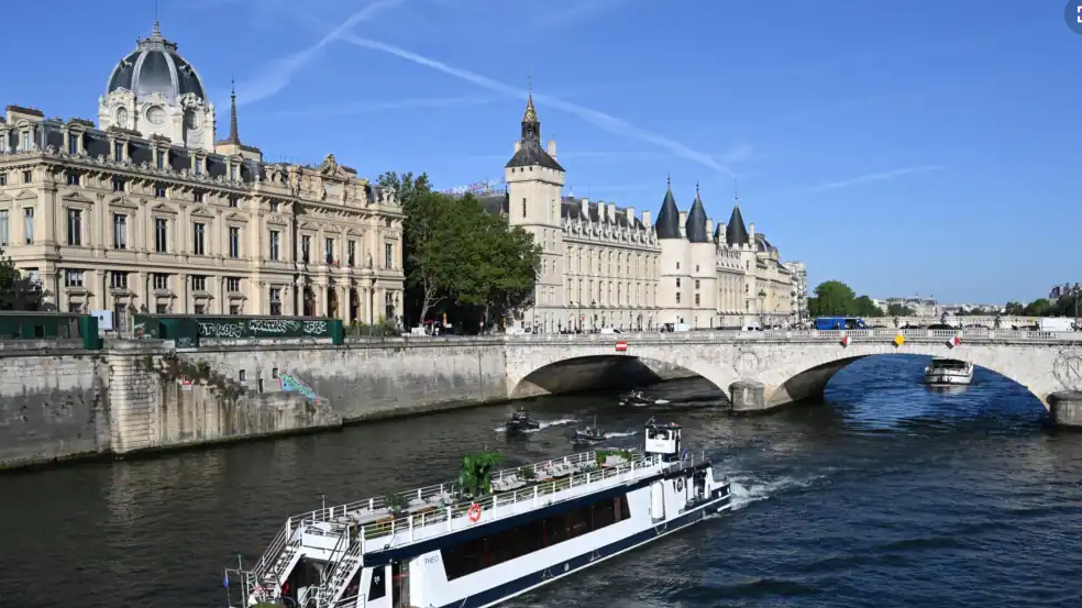 I ndaluar për një shekull për shkak të ujit të ndotur, Parisi rikthen notin në lumin Sena