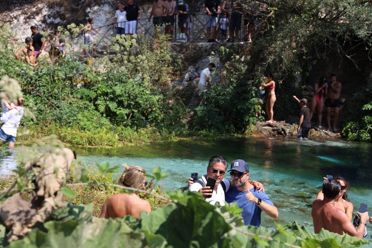 Te Syri i Kaltër, aty ku qytetarit perëndimor “i bie maska”