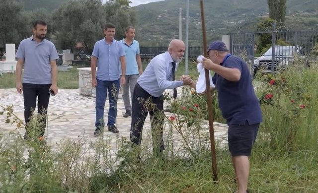 Gjergj Luca shkon në varreza dhe i le amanet hoxhës: Kur të më vijë radha më lini duart mbi varr që të shohin “horrat” e mediave që s’kam marrë gjë brenda