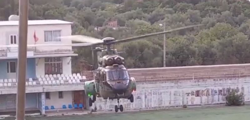 Ish-kryeministri britanik, Tony Blair mbërrin në Himarë me helikopter