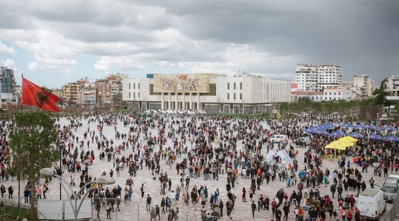 Këtë verë, popullsia brënda Shqipërisë arriti 3.6 milion: 1 në 8 njerëz me të cilët jemi shkëmbyer ka qenë i huaj