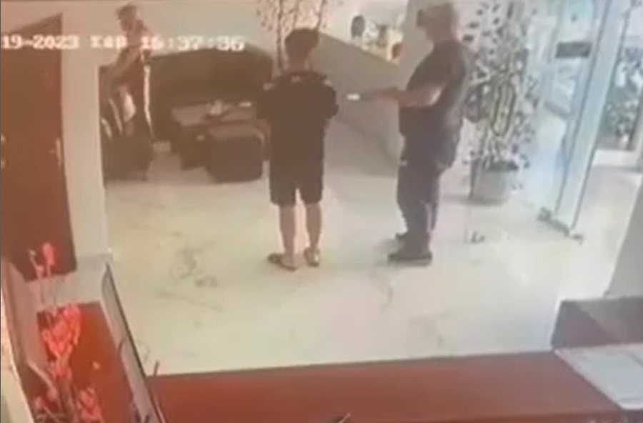 VIDEO/ Pasi ikën me vrap pa paguar në Berat italianët “e bëjnë rrugë”: Vjedhin në një hotel peshqirë, çarçafë dhe jastëkë