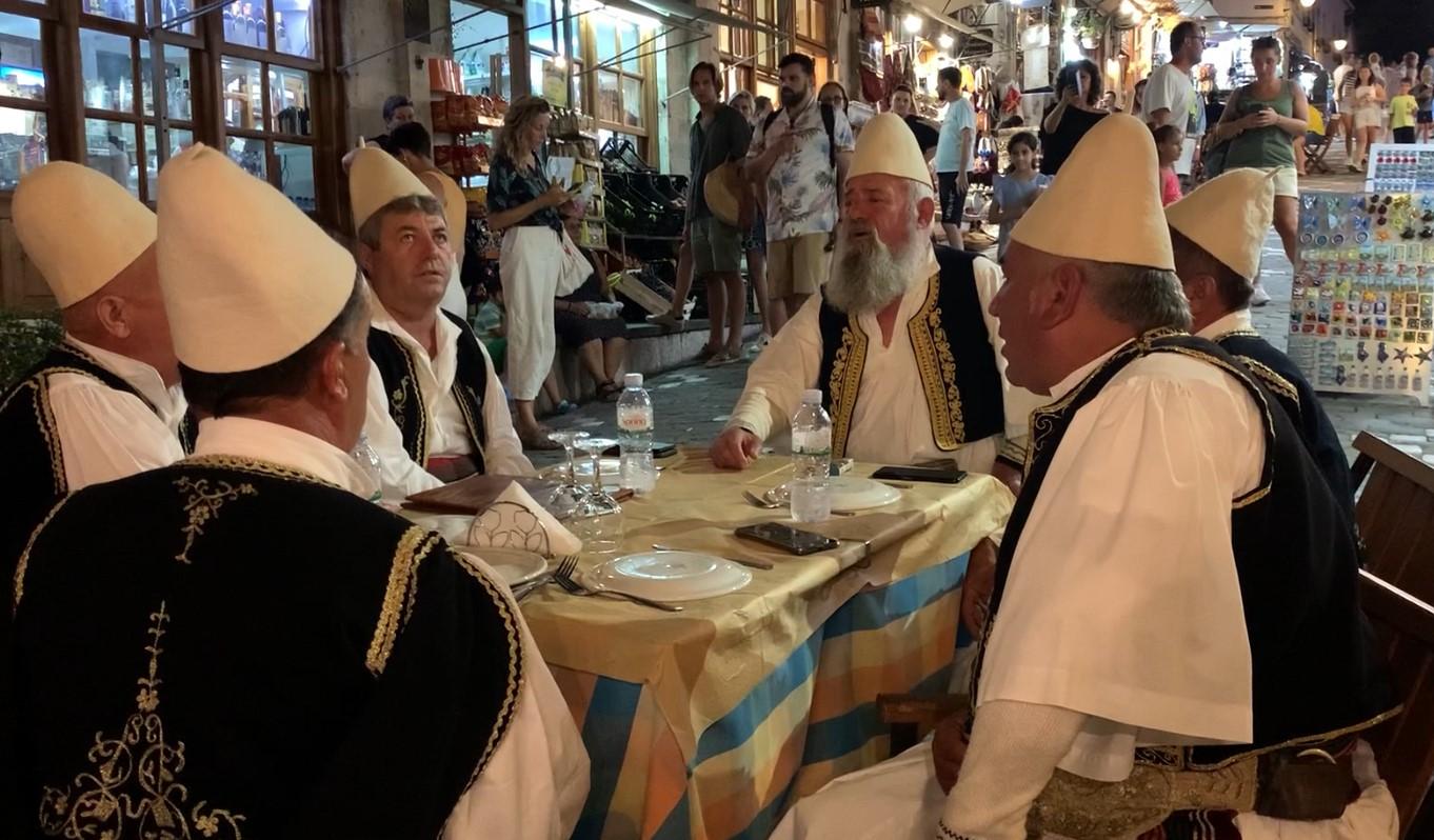 “Iso mbi kalldrëm“! Turistët në Gjirokastër tërhiqen nga këngët polifonike