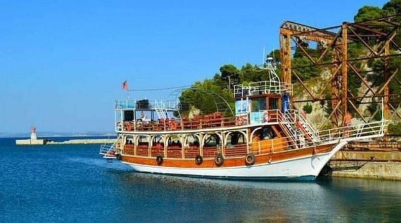 “Black Pearl”, anija ku udhëtuan 41 turistët polakë që dyshohet se u helmuan nga ushqimi