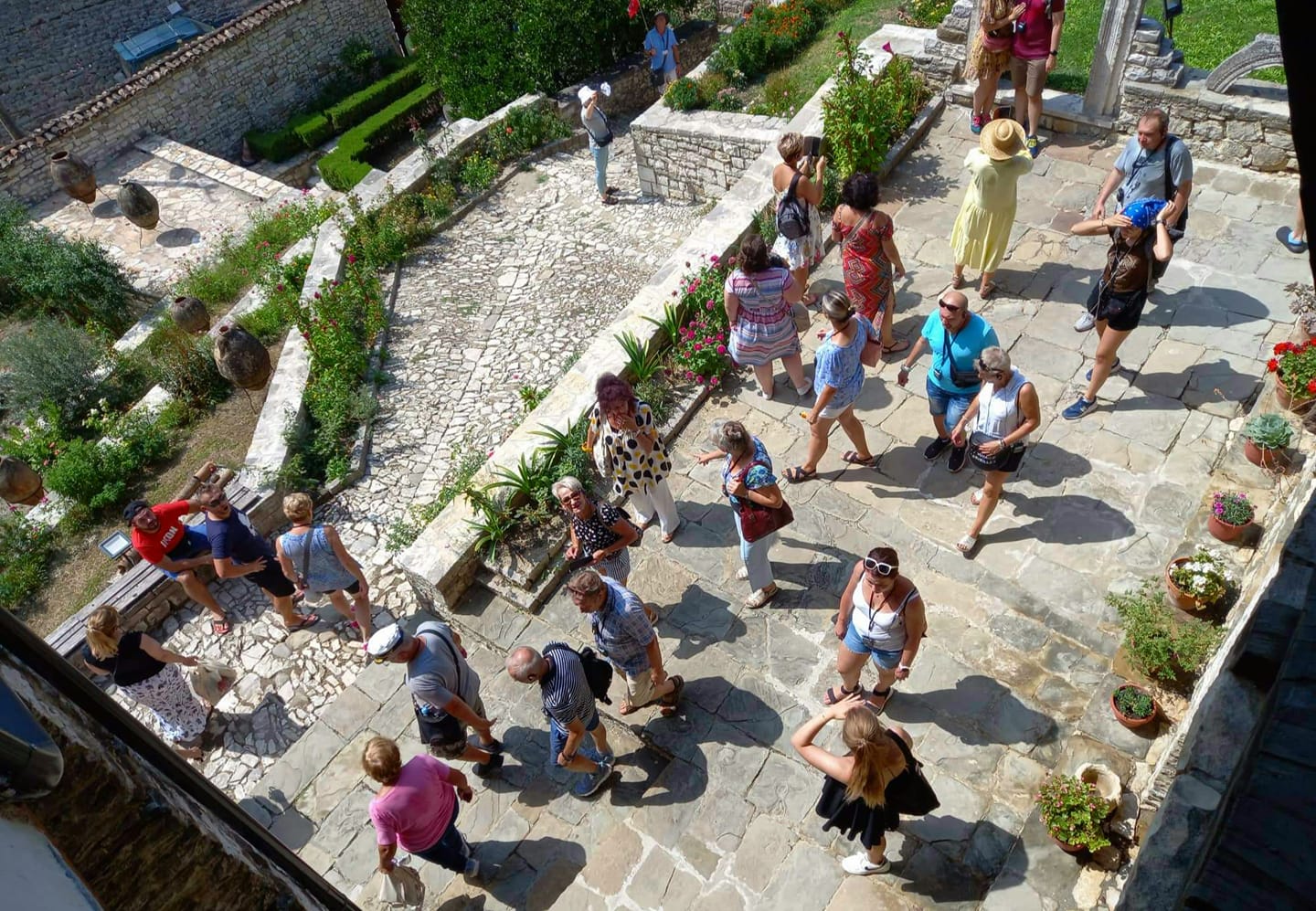 Berati i UNESCO-s, destinacioni i turizmit ndërkombëtar! Në mbrëmje të huajt kërcejnë e pijnë raki me banorët