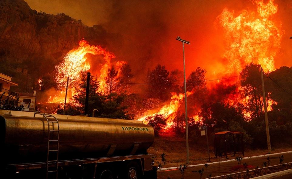 Natë e vështirë në Atikë: Mes 18 trupave që u gjetën të djegur edhe dy fëmijë! Zjarret “përpijnë” gjithçka në Greqi