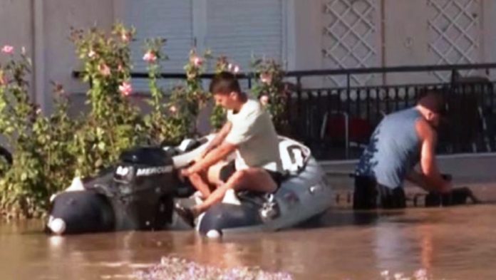 Dy shqiptarë heronj shpëtojnë me varkën e tyre grekët e përmbytur! U vijnë në ndihmë 800 banorëve në Larisa