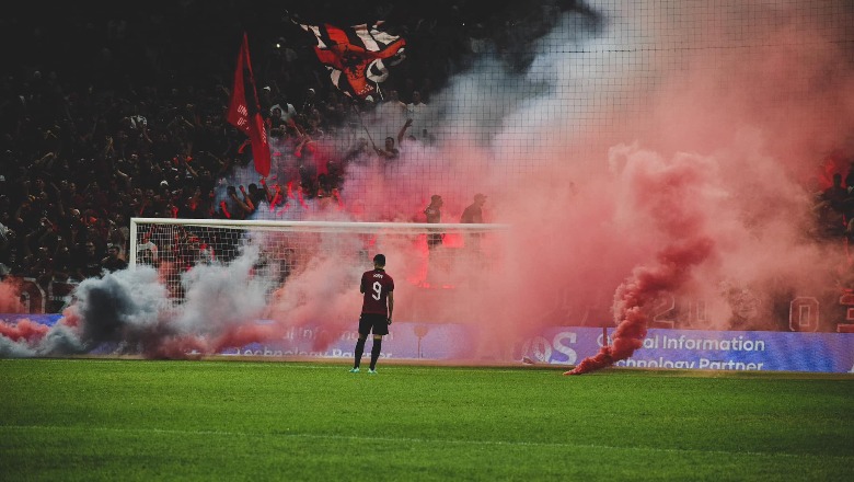 Flakadanët dhe ‘sjellja e pahijshme’ e Kombëtares, UEFA dënon me 44 mijë euro FSHF-në! Paralajmërim për mbylljen e stadiumit ‘Air Albania’