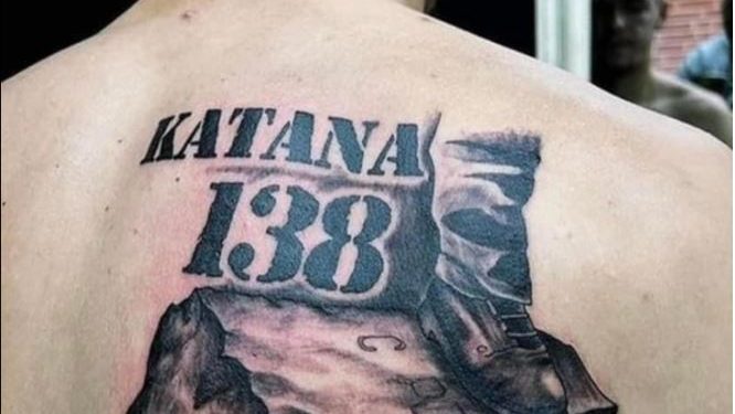 “Katana 138”, tatuazhi unik i Mirlind Dakut! Historia e madhe që futbollisti kuqezi mban në trup