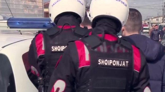 “Shqiponjat” u marrin 300 mijë lekë holandezëve dhe u falin patentën, AMP arreston 3 oficerë policie