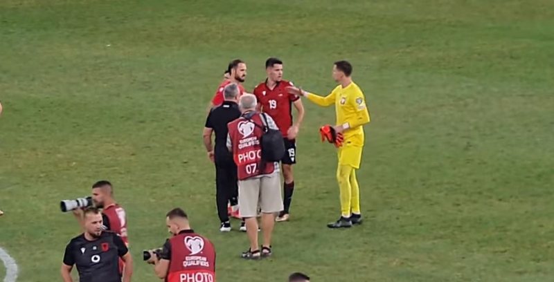 VIDEO/ Çfarë klasi edhe jashtë fushe! Portieri i polak i Juves pret Dakun sa të mbarojë lutjen dhe e përshëndet bashkë me Asanin