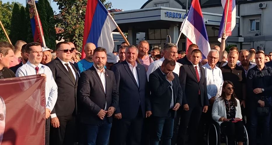 Prokuroria e Bosnjës ngriti aktakuzë ndaj tij! Protestat pro presidentit “non grata” të Republika Srpska, Milorad Dodik