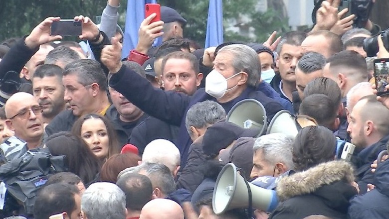 Çdo ndodhi me zagarët “depumut” të Foltores kur Berisha t’i  ndërsej… isssttt kape parlamentin?!