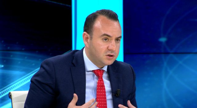 Gazetarja i jep live lajmin e keq çunit të Fahri Balliut: Ka një listë të re, do shpallesh non-grata nga Britania e Madhe