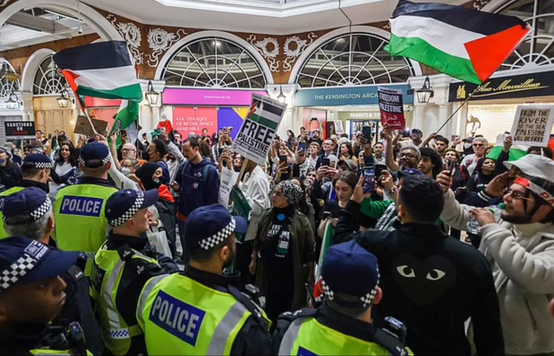 VIDEO: Lufta e Gazës “zbret” në Britani, palestinezët dhe izraelitët përplasen në metronë e Londrës