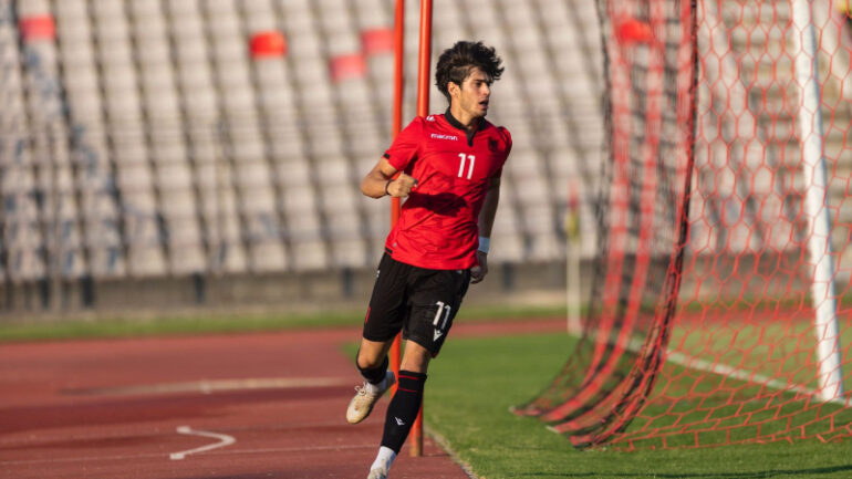 VIDEO/ Nga një gol për secilën pjesë, Shqipëria U21 triumfon ndaj Malit të Zi U21, kuqezinjtë kryesojnë grupin kualifikues të Euro 2025