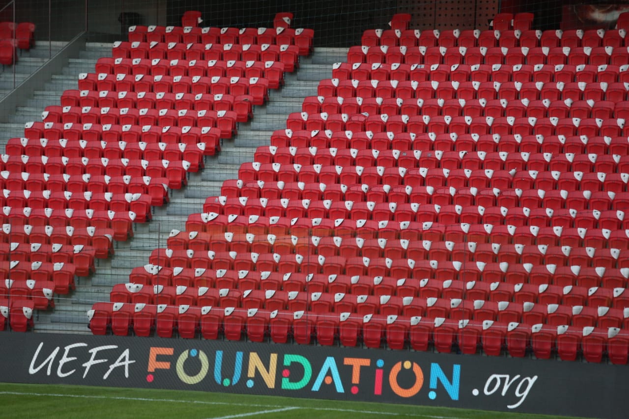 FOTOLAJM/ Një qeleshe në çdo stol! Shikoni si duket stadiumi “Air Albania” në prag të ndeshjes me Çekinë