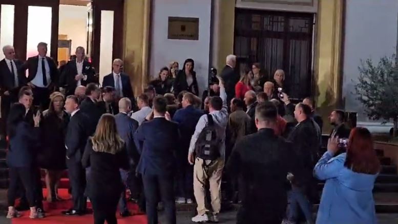 VIDEO/ Pas grushteve brenda në sallën e Kuvendit, Sina dhe Nallbati përplasen sërish në oborrin e Parlamentit