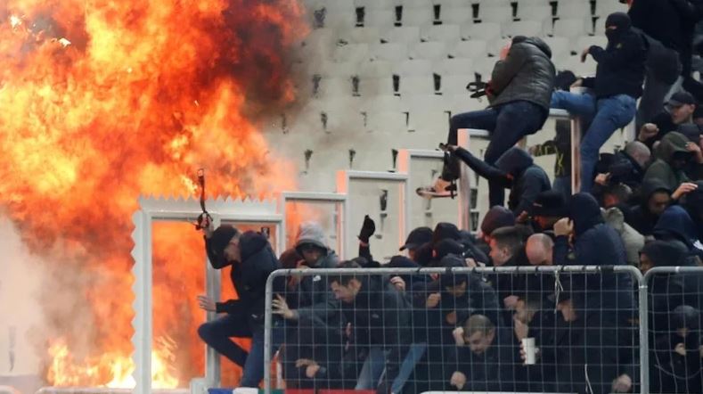 Përleshje mes tifozëve të AEK-ut dhe Ajax-it nëpër rrugët e Athinës