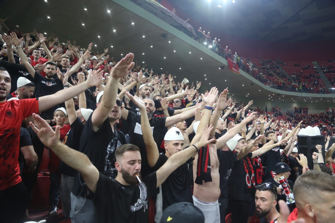 VIDEO/ Ndizet atmosfera në “Air Albania”: Tifozët kuq e zi ngrenë në këmbë stadiumin