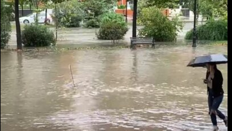 Meteorologët japin alarmin: Edhe të martën do të ketë stuhi të forta shiu! Priten  vetëtima, bubullima dhe reshje breshëri