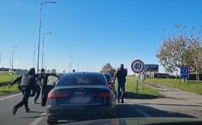 VIDEO/ Rrahje në autostradë, kroatët ndalin veturën dhe përleshen me serbët!