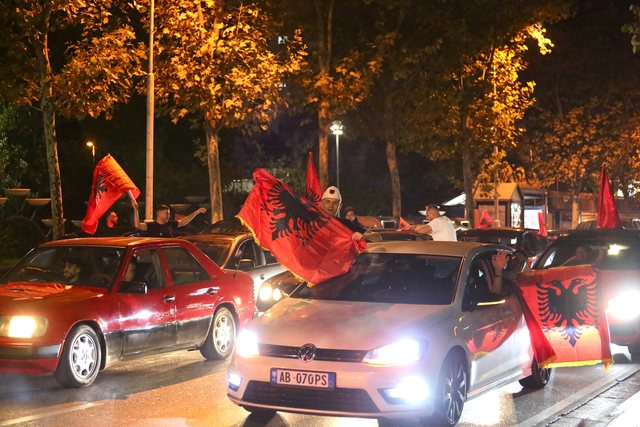 Shqipëria kualifikohet në Euro 2024, shpërthen festa në Tiranë e qytete të tjera