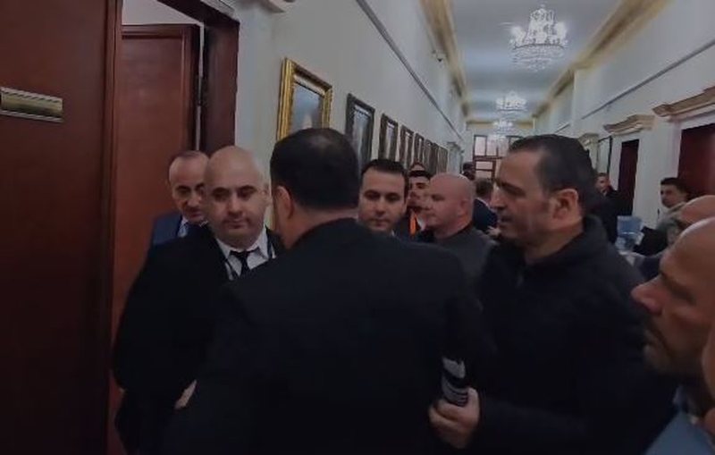 VIDEO/ “O langaraq, e ke dh* po boll…”! Demokratët përleshen dhe me njëri-tjetrin në Kuvend