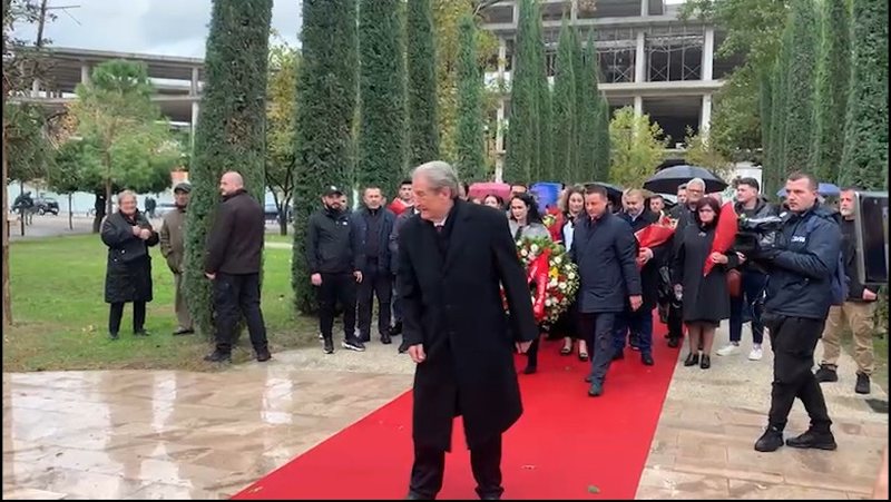 VIDEO/ Sali Berisha i vetëm para varrit të Ismail Qemalit, i çoroditur harron nga të kthehet: Betohet para Ismailit se do largoi Ramën