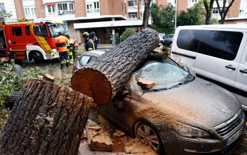 Aktualitet Asfalte të çarë dhe banesa të dëmtuara, ja çfarë la pas stuhia “Ciaran” në qaret e vendit gjatë 24 orëve të fundit