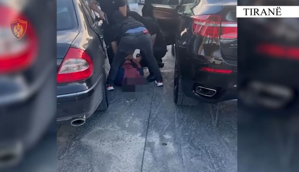 VIDEO/ Policia publikon pamjet e arrestimit të vrasësit Elmir Tufa: I shtrirë për tokë dhe me pranga në duar