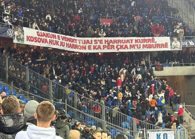 Banderola gjigante intimiduese e “patrikotëve” kosovar si mesazh për dy futbollistët e Zvicrës!