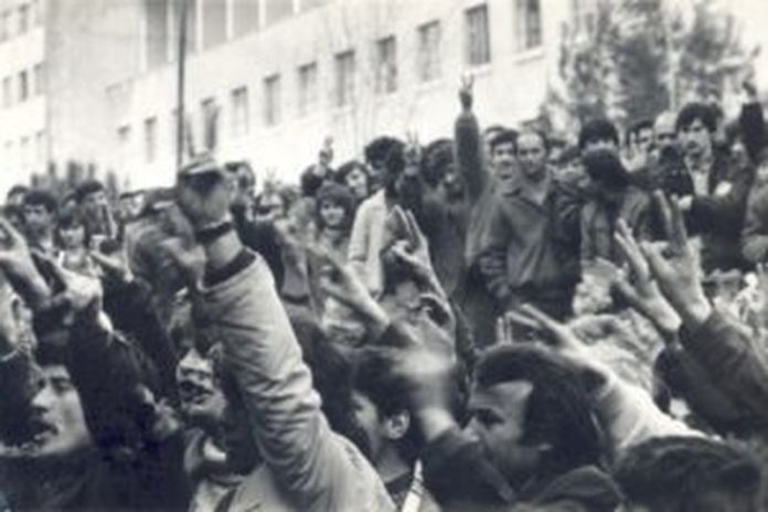 11 dhjetor 1990: Pse ia hoqën mikrofonin dhe e përzunë Sali Berishën studentët e grumbulluar?