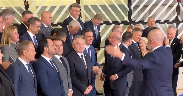 VIDEO/ Edi Rama bën dirigjentin me liderët e BE