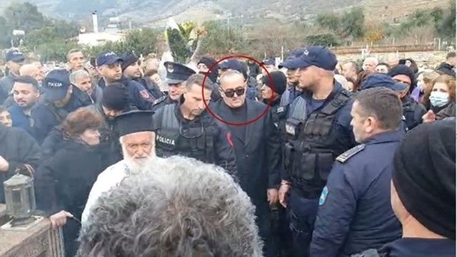 Beleri në ceremoninë mortore të gjyshes së tij në Himarë: Dhjetëra “grekar” fyejnë dhe hedhin sende dhe gjuajnë me gurë makinën e policisë! A do i arrestoj policia “trimat”?