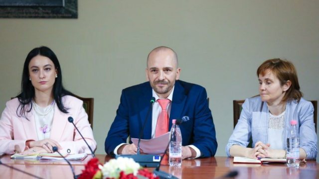 Sulmuan ambasadorin shqiptar në Britani: Debat i ashpër në mediat e Londrës. Reagojnë intelektualët