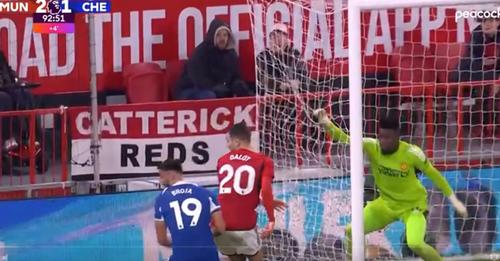 VIDEO/ Armando Brojën e ndalon shtylla për një gol kundër Manchester United, sulmuesi shqiptar lihet vetëm nga shokët e ekipit