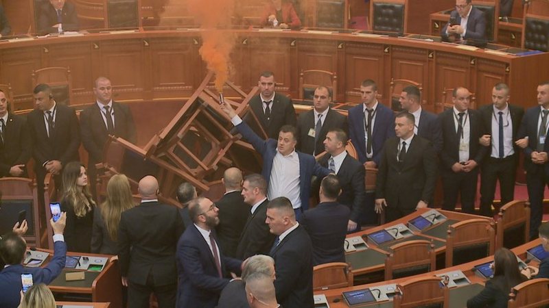 Foltorja i vuri flakën Kuvendit, zbardhen akuzat për Flamur Nokën dhe Albana Vokshin! Do referohen në SPAK