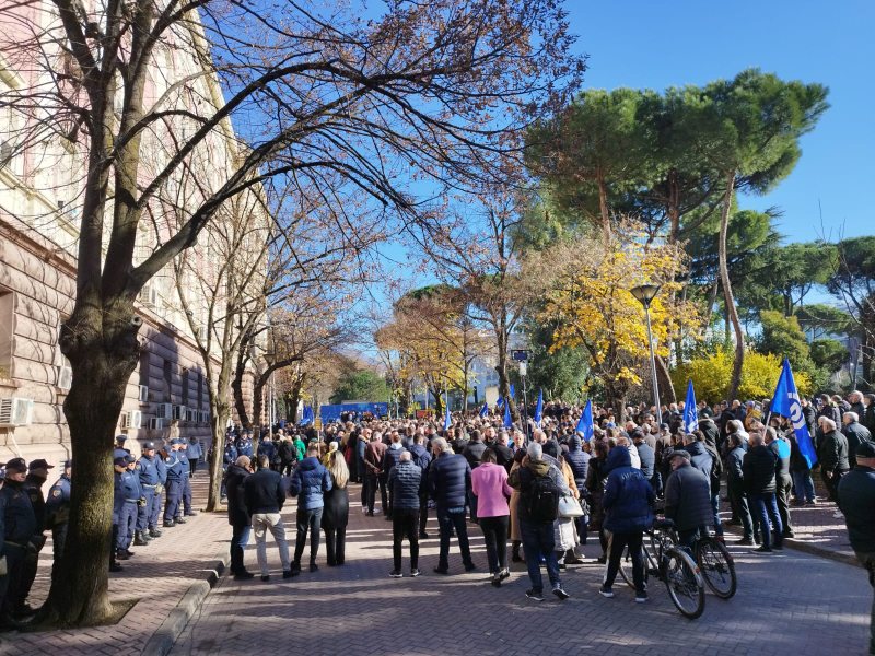 FOTO LAJM/ Berisha nuk i’a varë njeri braktiset nga demokratët në protestën para Kryesisë vetëm disa të çoroditur që nuk e dinë çfarë kërkojnë