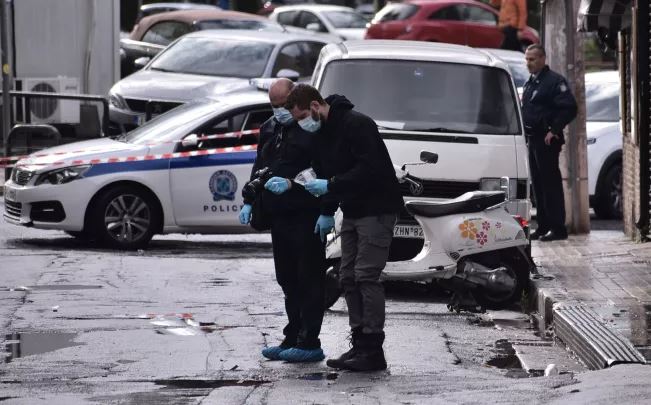 Dy shqiptarët “ngrenë në këmbë” policinë greke, qëllojnë me armë zjarri 3 të rinj nga Kreta, dyshohet të jenë arratisur në Shqipëri