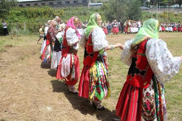 Kukës/ Emigrantët kthehen për Vitin e Ri dhe gjallërojnë Shishtavecin, të rinj e të moshuar e presin 2024 me këngë e valle (Video)