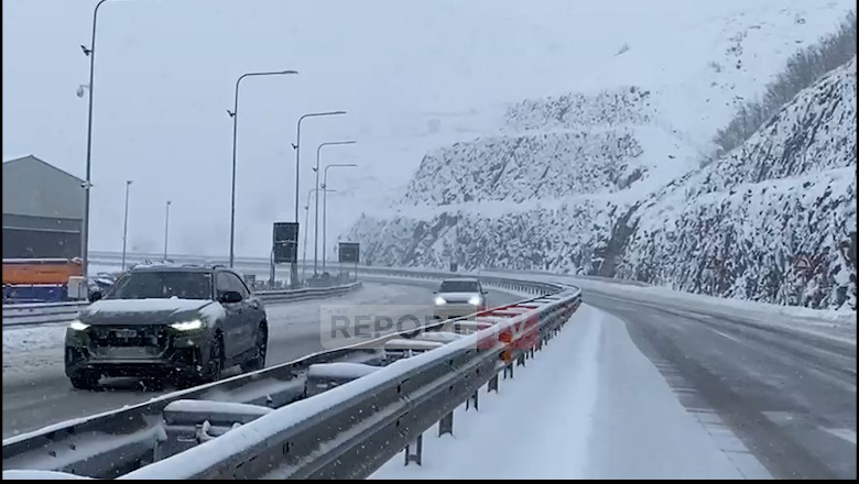 VIDEO/ Vendi përfshihet nga reshje dëbore! Bllokohen disa makina te Rruga e Arbrit, në segmentin Ura e Vashës kalimi vetëm me zinxhirë