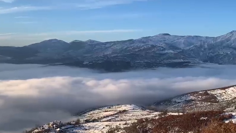 VIDEO/ Pamje fantastike nga Kukësi! Mjergulla si tis i bardhë mbulon liqenin e Fierzës, po pasi ikën mjergulla shikon “faqen e zezë”