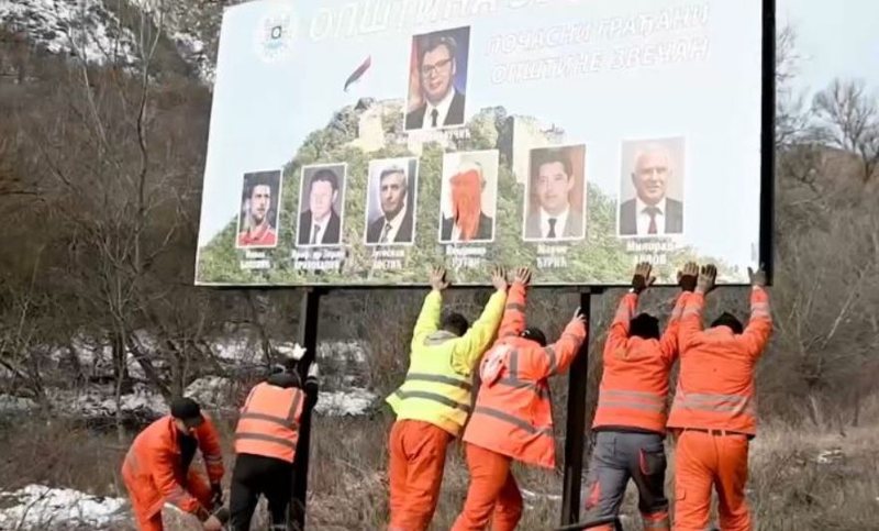 Hiqen posterat me imazhet e Putinit dhe Vuçiçit në veri të Kosovës