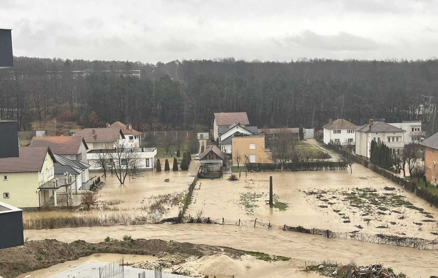 Vërshimi i përrenjve nga reshjet e shiut, dëmtohen rrugët në Kukës e Dibër! Në Tropojë rezervuari del nga diga, evakuohen banorët