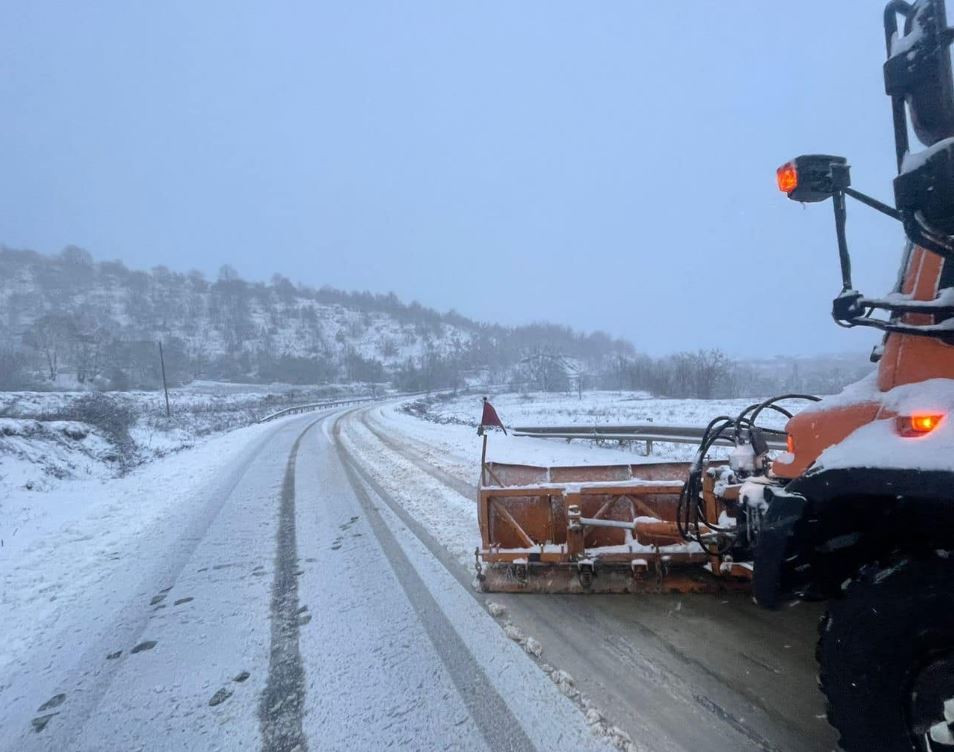 Përmbyset borëpastruesja në Rrugën e Kombit (Foto)